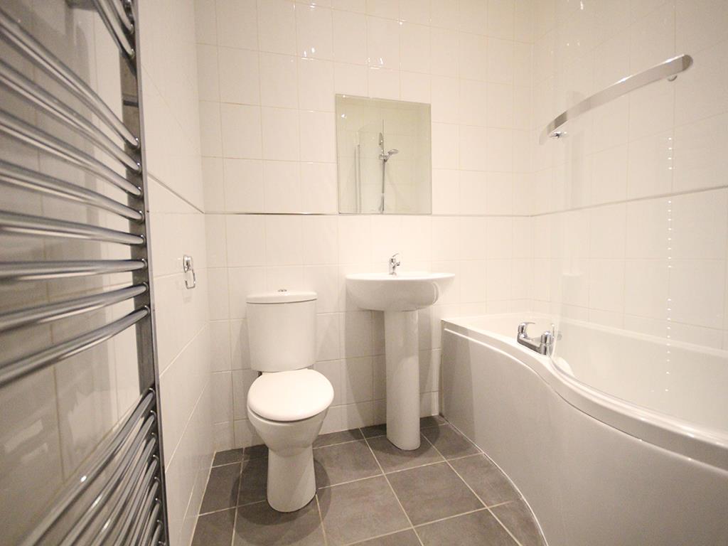 2 bedroom apartment For Sale in Colne - IMG_1351.jpg